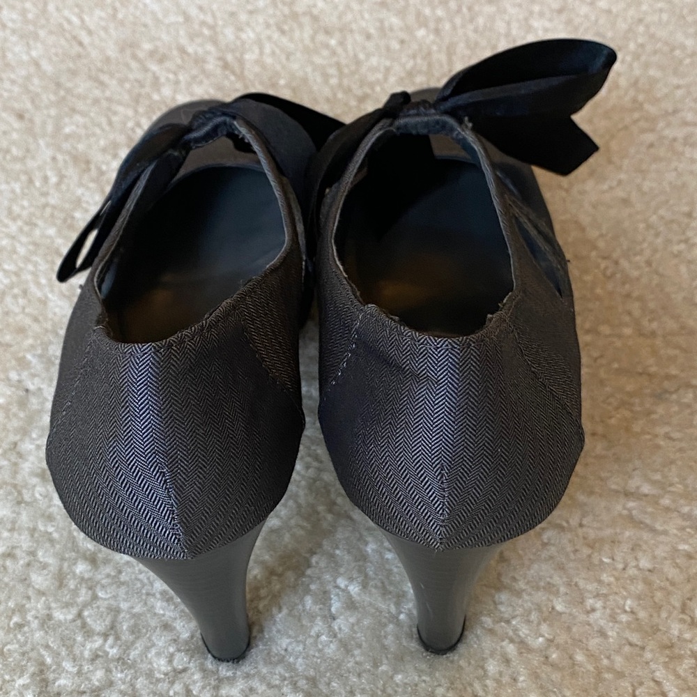 Ann Marino grey Lido bow tie shoes. - Picture 7 of 12
